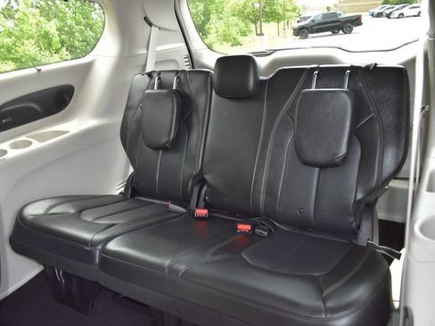 Used 2019 Chrysler Pacifica Touring-L Plus FWD image 28