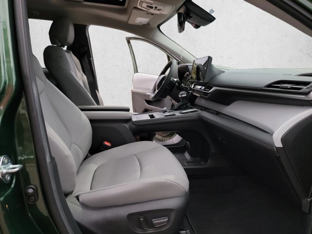 Used 2026 Toyota Sienna XLE FWD image 25