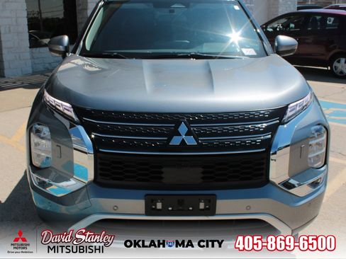 Used 2023 Mitsubishi Outlander SE image 6