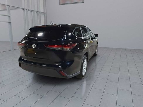 Used 2024 Toyota Highlander LE FWD image 8
