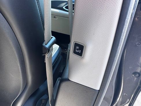 Used 2023 Chrysler Pacifica Touring-L FWD image 28