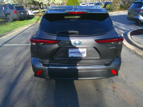 Used 2023 Toyota Highlander XLE image 11
