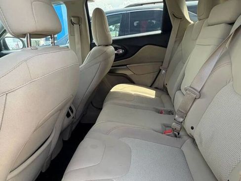 Used 2019 Jeep Cherokee Latitude w/ Popular Appearance Group image 5