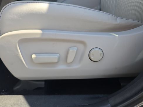Used 2018 Toyota Highlander Plus FWD image 16