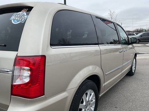 Used 2016 Chrysler Town & Country Touring w/ Driver Convenience Group image 8