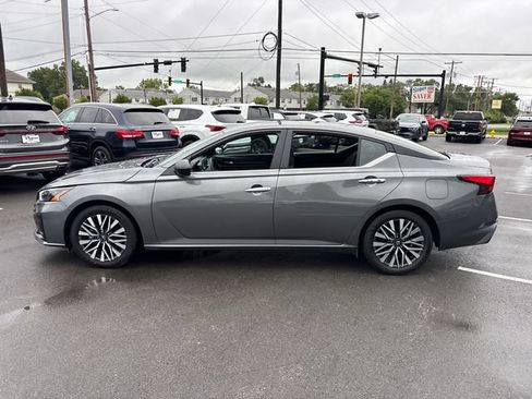 Used 2025 Nissan Altima 2.5 SV FWD image 3