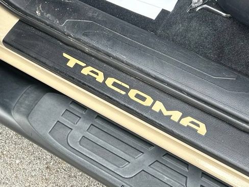 Used 2018 Toyota Tacoma TRD Off-Road w/ Technology Package AWD/4WD image 27