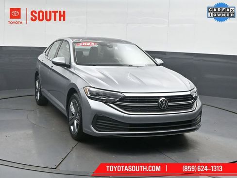 Used 2024 Volkswagen Jetta SE image 5