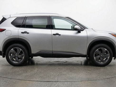 Used 2025 Nissan Rogue SV image 11