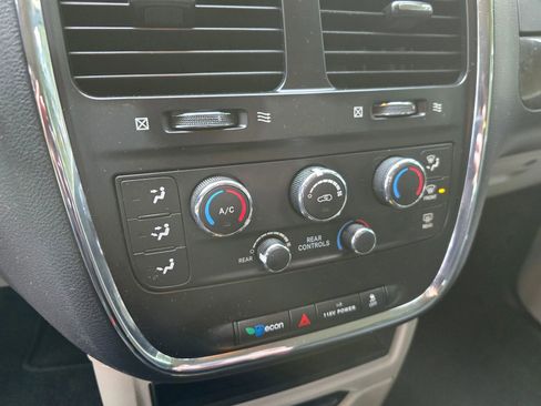Used 2018 Dodge Grand Caravan SE FWD image 27