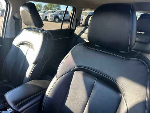 Used 2023 Jeep Grand Cherokee L Limited w/ Black Appearance Package AWD/4WD image 17