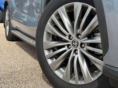 Used 2022 Toyota Highlander Platinum AWD/4WD image 2