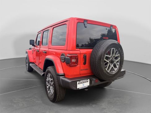Used 2026 Jeep Wrangler Unlimited Sahara AWD/4WD image 3