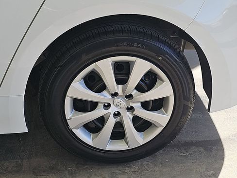 Used 2024 Toyota Corolla LE image 33