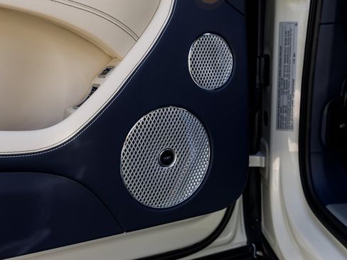 Used 2023 Bentley Bentayga Extended Wheelbase image 38