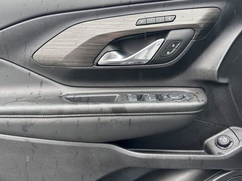 Used 2024 GMC Terrain SLT image 11