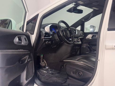 Used 2019 Chrysler Pacifica Limited w/ Advanced Safetytec Group FWD image 10