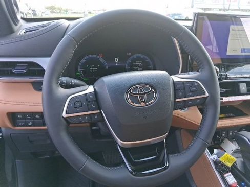New 2026 Toyota Highlander Platinum AWD/4WD image 14