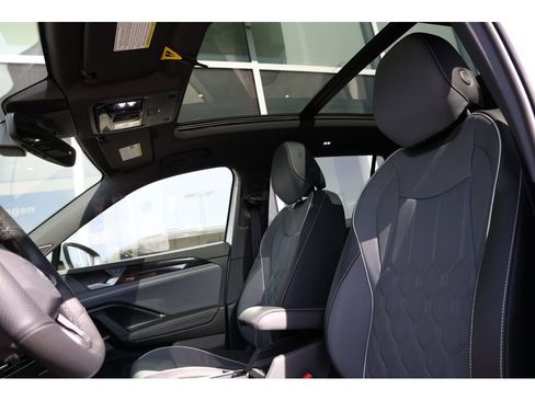 New 2026 Volkswagen Tiguan SEL R-Line image 9