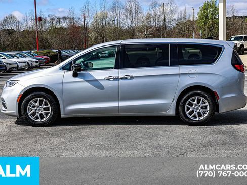 Used 2024 Chrysler Pacifica Touring-L image 8