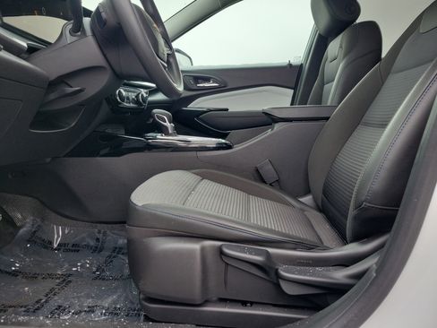 Used 2025 Chevrolet Trax LT image 16