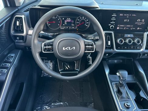 Used 2023 Kia Sorento LX image 16