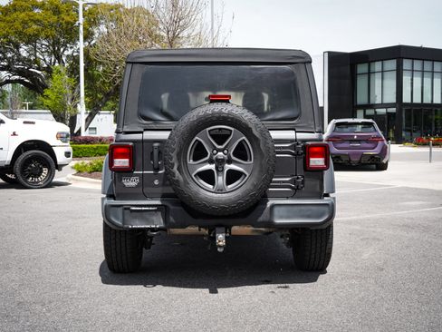 Used 2018 Jeep Wrangler Unlimited Sport S AWD/4WD image 9