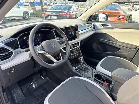 Certified 2025 Volkswagen Taos SE w/ Panoramic Sunroof Package image 12