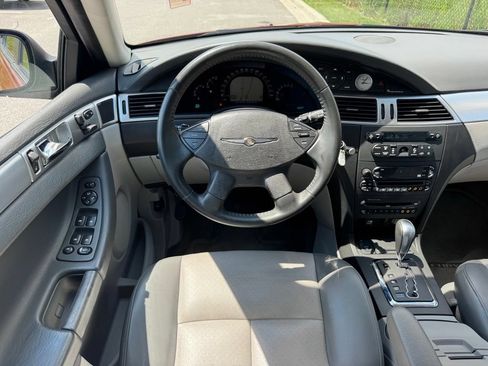 Used 2007 Chrysler Pacifica Touring FWD image 2