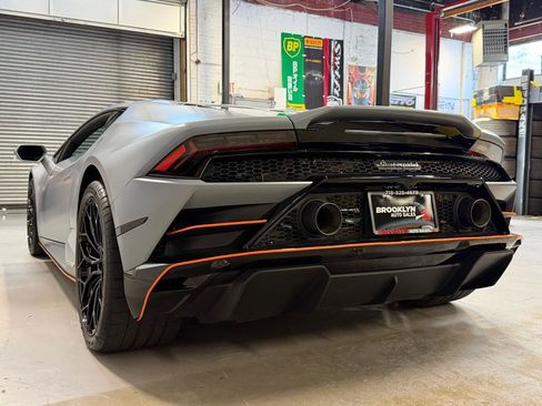 Used 2022 Lamborghini Huracan EVO RWD image 10