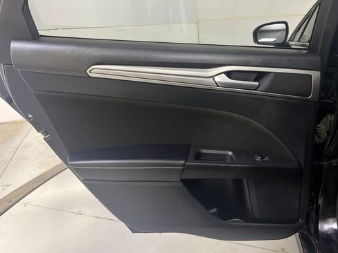 Used 2019 Ford Fusion SE FWD image 27