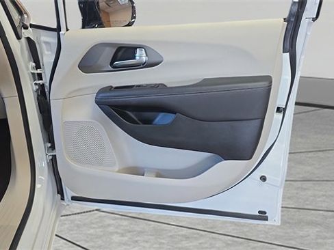 Used 2024 Chrysler Pacifica Select image 15