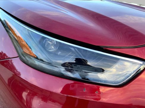Used 2022 Toyota Highlander LE FWD image 27