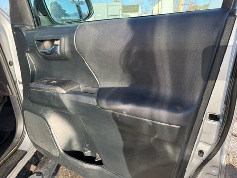 Used 2017 Toyota Tacoma TRD Off-Road image 26