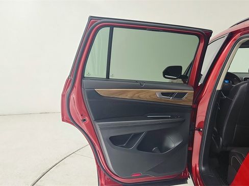 Used 2024 Volkswagen Atlas SE image 24