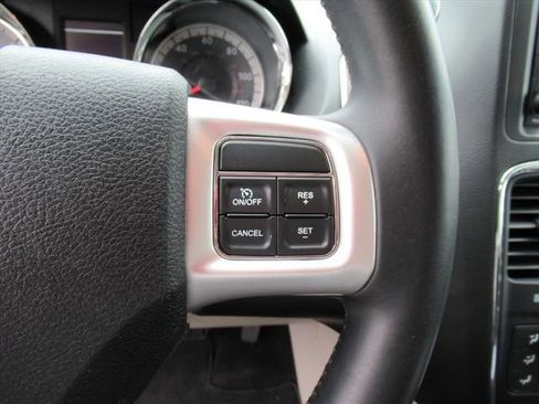 Used 2018 Dodge Grand Caravan SE w/ UConnect Hands-Free Group image 18