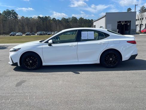 Used 2025 Toyota Camry SE FWD image 4