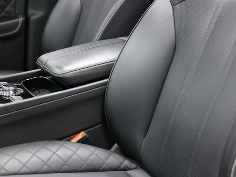 Used 2018 Bentley Bentayga AWD/4WD image 19