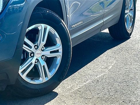 Used 2024 GMC Terrain SLE FWD image 3