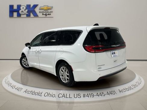 Used 2024 Chrysler Pacifica Touring-L FWD image 4