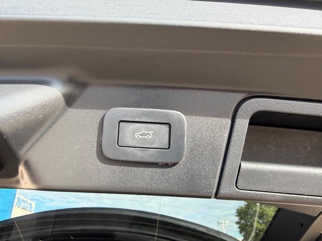 Used 2025 Land Rover Range Rover Velar Dynamic SE AWD/4WD image 5