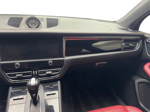 Used 2023 Porsche Macan Turbo image 53
