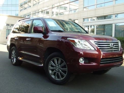Used 2011 Lexus LX 570 4WD w/ Luxury Pkg image 2