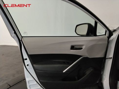 Used 2024 Toyota Corolla Cross L image 23