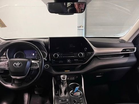 Used 2024 Toyota Highlander XLE AWD/4WD image 19