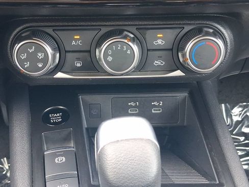 Used 2025 Nissan Kicks SV FWD image 4