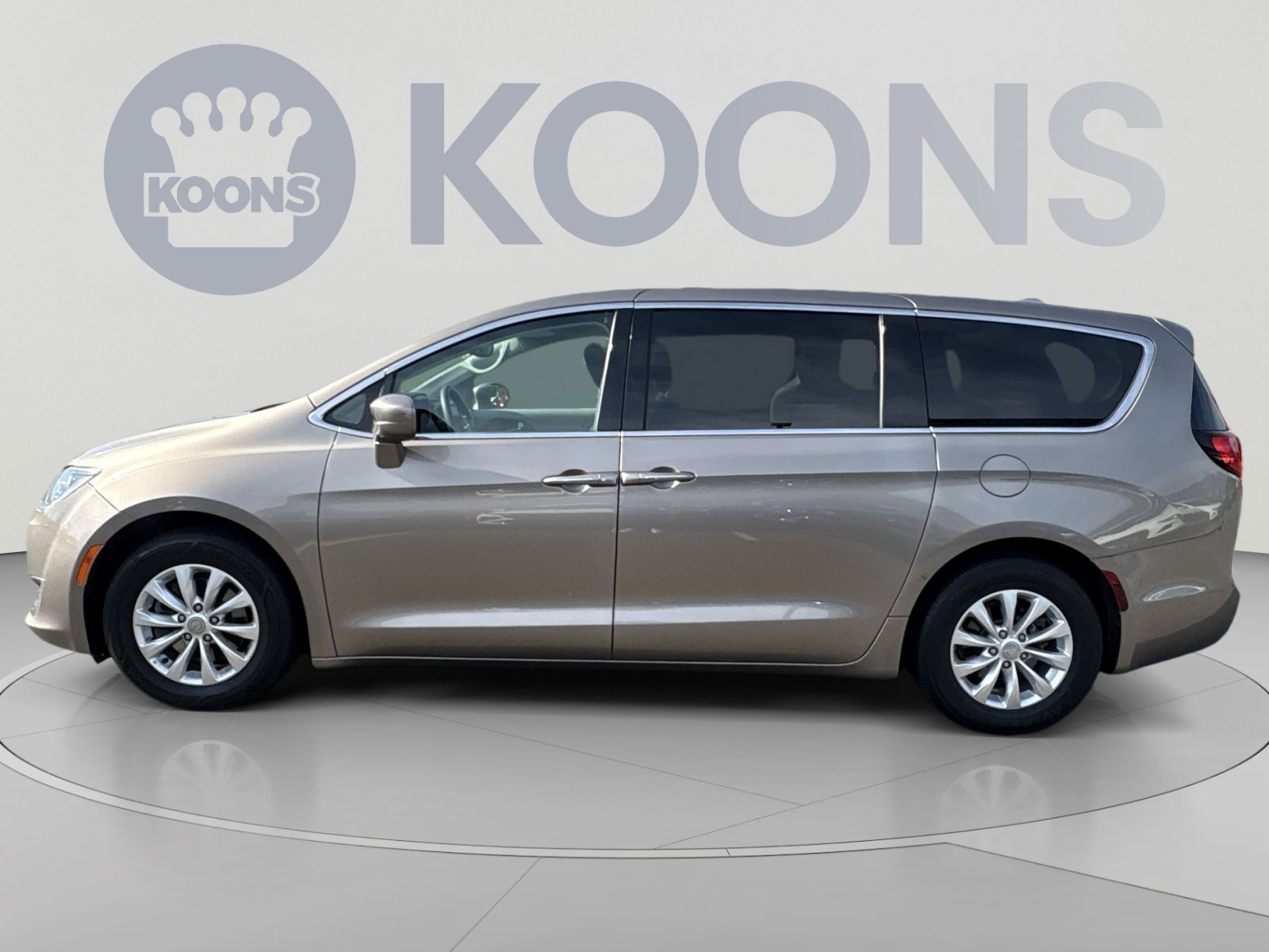 Used 2018 Chrysler Pacifica Touring Plus FWD image 2