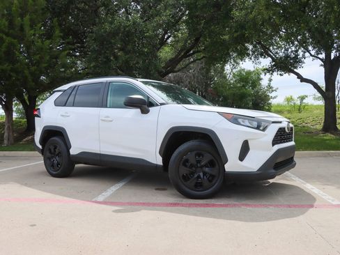 Used 2019 Toyota RAV4 LE FWD image 1