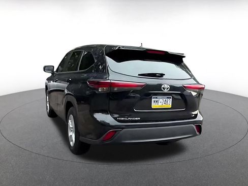Used 2025 Toyota Highlander LE FWD image 9