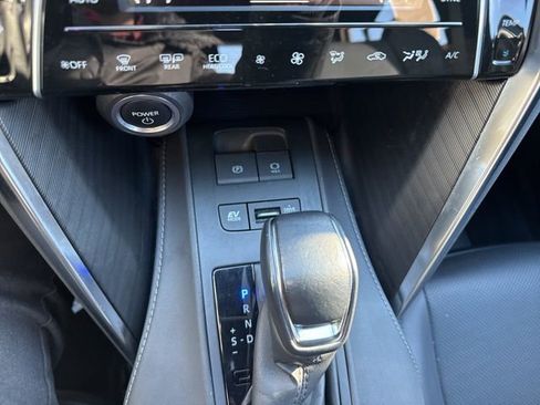 Used 2023 Toyota Venza Limited image 16